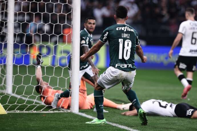 Palmeiras vence Corinthians e aumenta vantagem na liderança