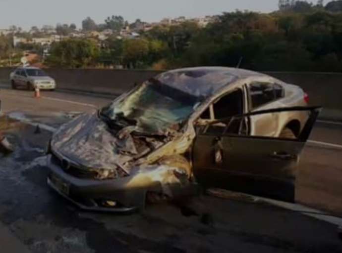 Carro fica destruído após capotar na Raposo Tavares, em Mairinque | Policial