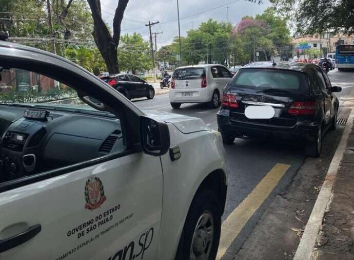 Polícia apreende carro com R$ 490 mil em débitos e multas