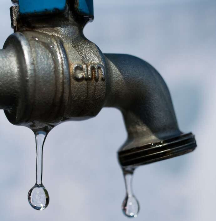 Oscilação no abastecimento de água: veja o que fazer e como identificar a causa, orienta a Saneaqua