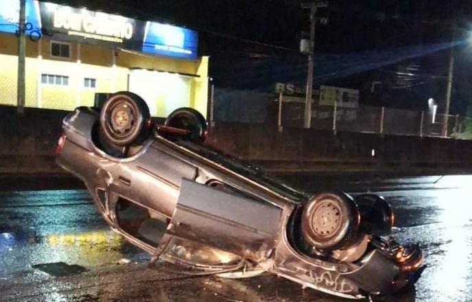 Veículo capota após pneu estourar na Raposo