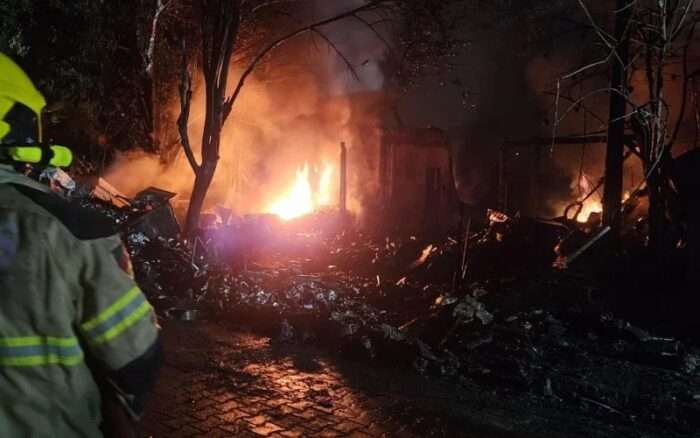Incêndio de cinco horas assusta Vila Santa Marta e destrói residência em São Leopoldo