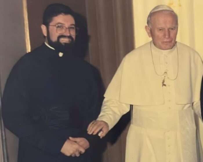 Em 1980, padre Elizeu de Camargo foi ordenado pelo papa João Paulo II, no Maracanã. Sacerdote são-roquense faleceu aos 38 anos
