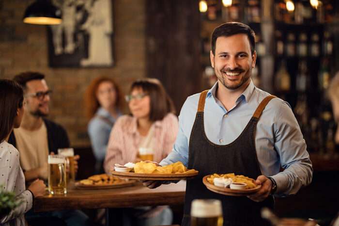 Setor de bares e restaurantes impulsiona mais de 33 mil empregos formais no 1º semestre de 2025, com destaque para jovens