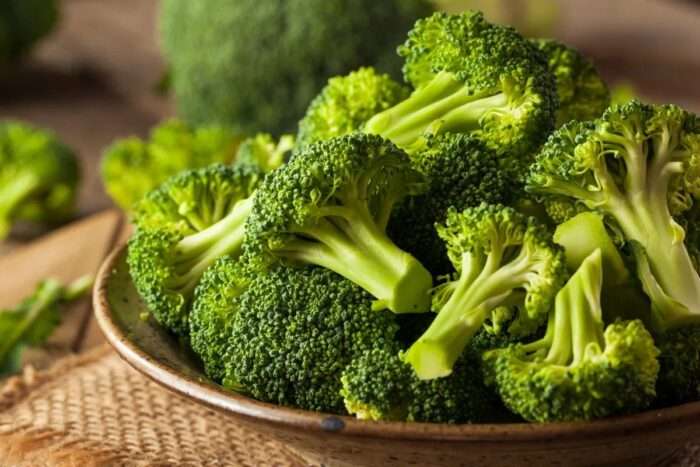 Botulismo na Itália: Duas mortes e 17 internações após consumo de brócolis e linguiça