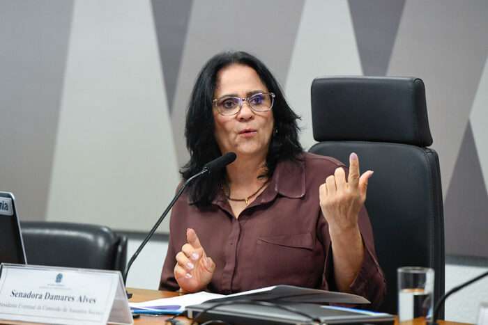 Damares Alves critica prisão domiciliar de Bolsonaro e cobra reação do Congresso