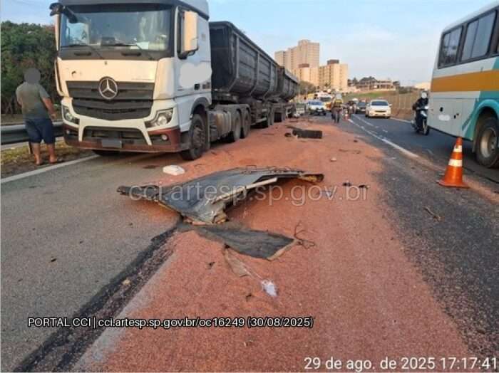 Acidente entre carretas provoca congestionamento de 8 km na Raposo Tavares em Sorocaba
