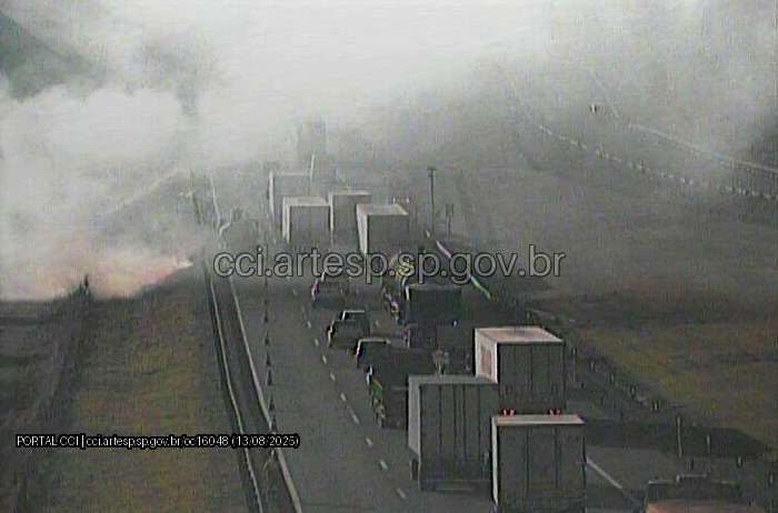 Incêndio às margens da SP-021 causa tráfego congestionado em Itapecerica da Serra