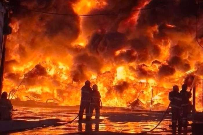 Incêndio de grandes proporções destrói galpão da Effa Motors em Manaus e mobiliza mais de 140 bombeiros