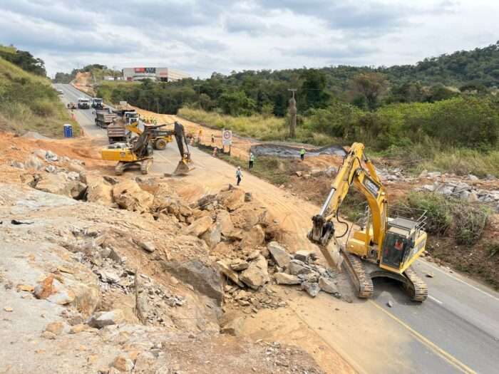 Bloqueio total na Rodovia Lívio Tagliassachi para desmonte de rochas em São Roque