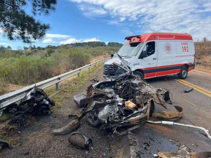 Picape parte ao meio após colisão com caminhão na PR-170; dois jovens morreram