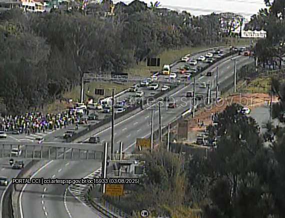 Protesto bloqueia rodovia Raposo Tavares em Cotia por 5 horas e causa 4 km de congestionamento