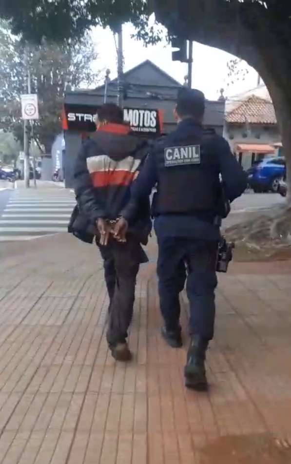 GCM intercepta homem com faca e cabos furtados na Praça da República em São Roque