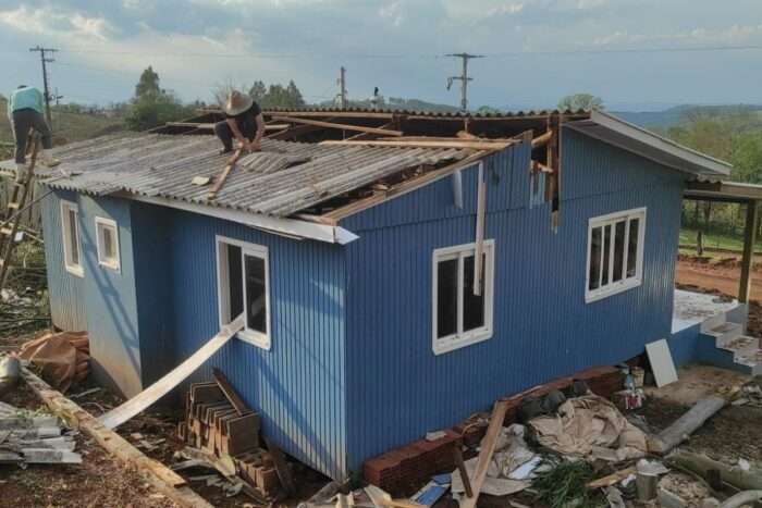 Tornado e tempestades deixam rastro de destruição em Barra Bonita e cidades de SC