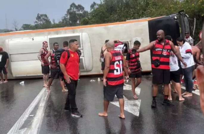Dois feridos passam por cirurgia após acidente com ônibus de torcedores do Flamengo na Via Dutra