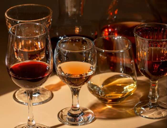 Casos de intoxicação por metanol em bebidas adulteradas sobem para 225 no Brasil; Governo adota medidas de emergência