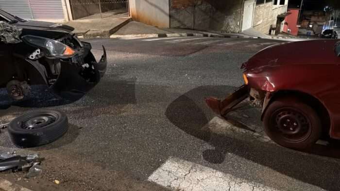 Motorista bêbado invade contramão e causa acidente em cruzamento de Araçariguama