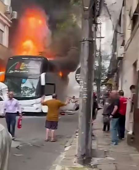 Ônibus de excursão com estudantes pega fogo após falha nos freios em Porto Alegre