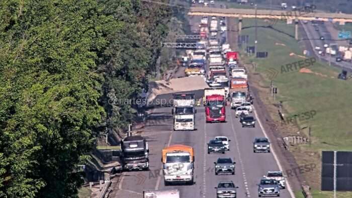 Caminhão Com Produtos da Shopee Tomba na Castello Branco em São Roque