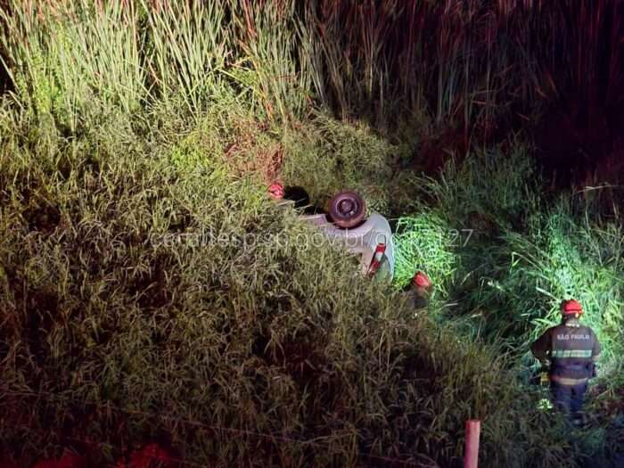 Motorista morre após carro cair em ribanceira na Rodovia Raposo Tavares, em Alumínio SP