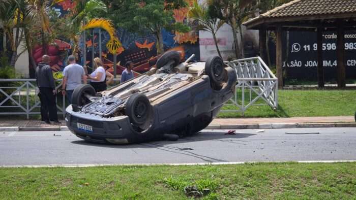 Carro Capotado Após Colisão na Avenida Bandeirantes em São Roque