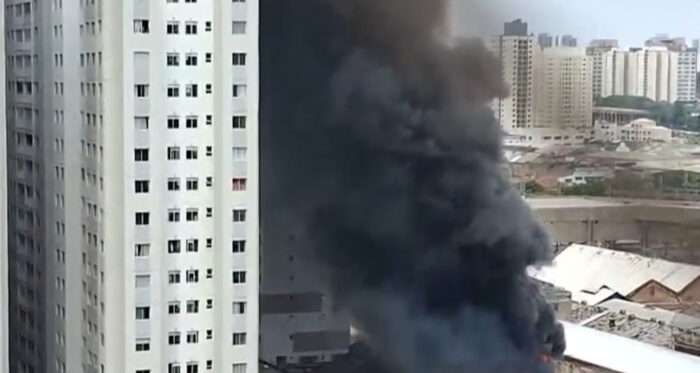 Incêndio Atinge Galpão no Bras em São Paulo