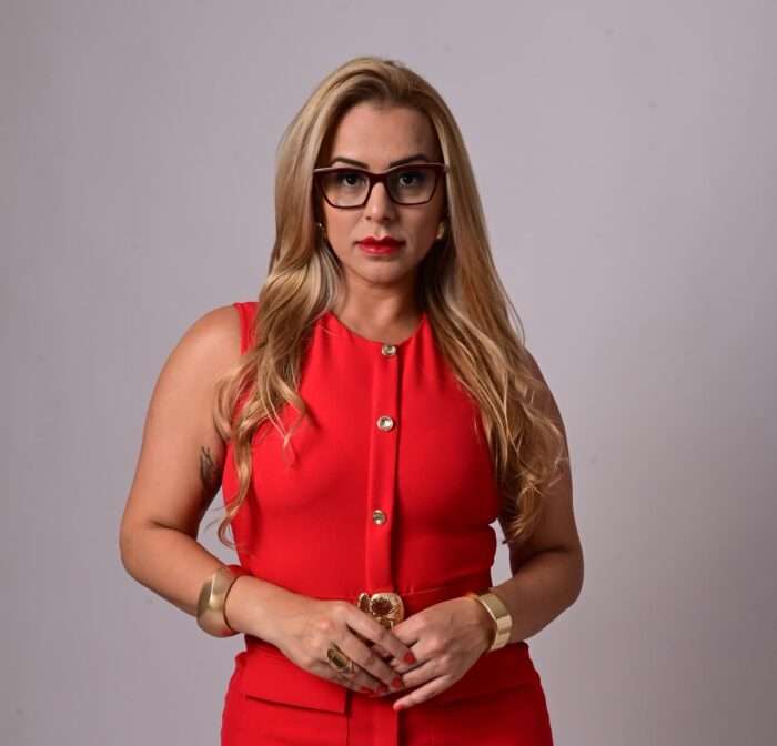 Cíntia Lino é publicitária e especialista em marketing digital e político