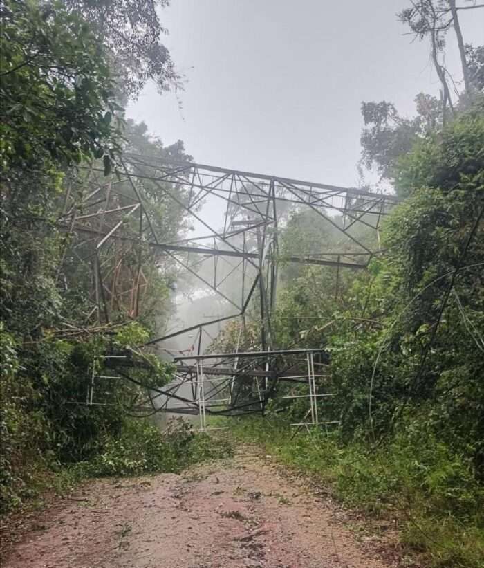 Torre Caída no Alto da Serra Após Rajadas de Ventos