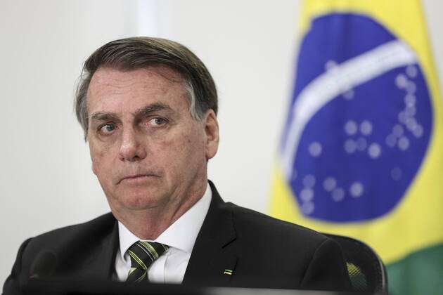 Bolsonaro é levado ao centro cirúrgico novamente após crise de soluços