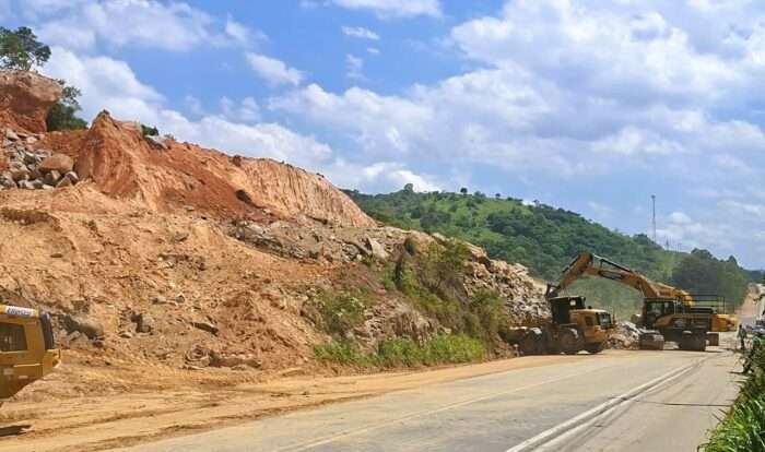 ViaOeste Realiza Novo Desmonte de Rocha na Rodovia Lívio Tagliassachi em São Roque