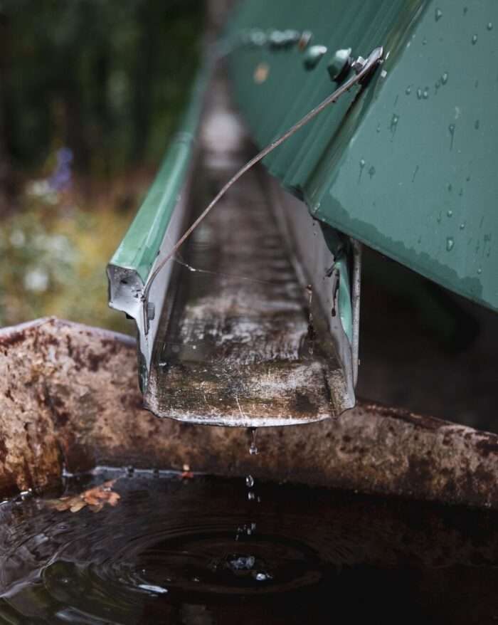 Saneaqua alerta para riscos de ligações irregulares entre rede de esgoto e água de chuva em Mairinque