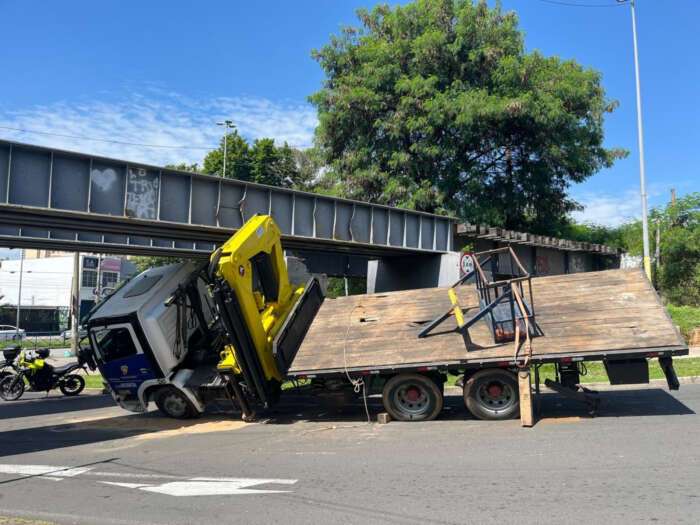Caminhão munck fica preso em pontilhão ferroviário e interdita via no centro de Sorocaba