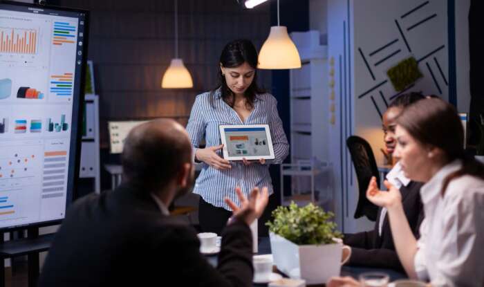 Política não é apenas marketing digital: a importância de equipes especializadas e de um grupo político estruturado