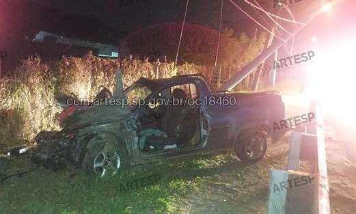 Corsa Pick-Up bate em poste e provoca interdição na Rodovia Raposo Tavares em Mairinque