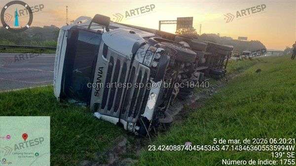 Carreta tomba na Rodovia Castello Branco em São Roque e causa 7 km de congestionamento