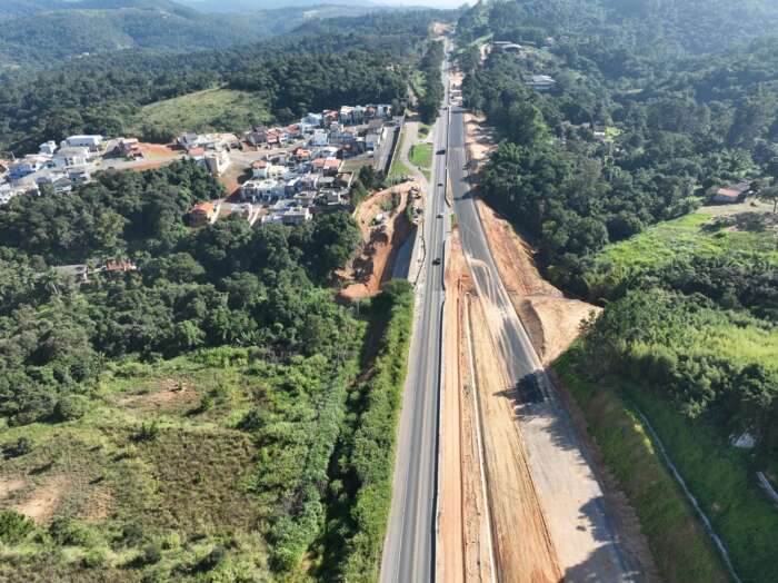 Desmonte de rocha interdita Rodovia Lívio Tagliassachi em São Roque