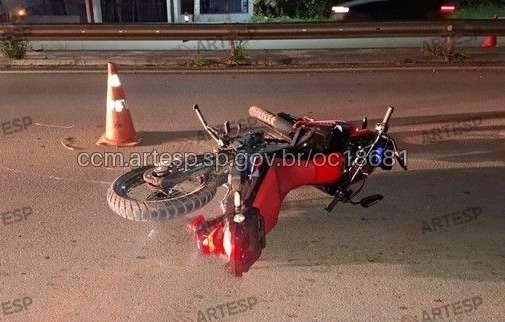Motociclista morre após bater em defensa na SP-250 em Ibiúna