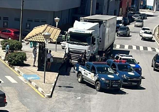 Motorista é detido por embriaguez ao volante após manobra perigosa com carreta no Centro de São Roque