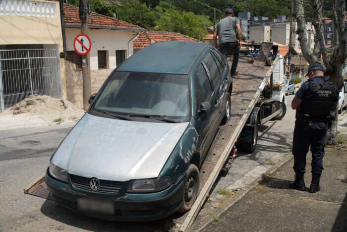 São Roque intensifica remoção de veículos abandonados em três bairros da cidade