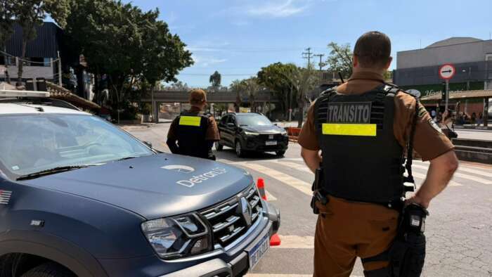 Detran e agentes de trânsito realizam ação em São Roque para reforçar respeito à faixa de pedestres