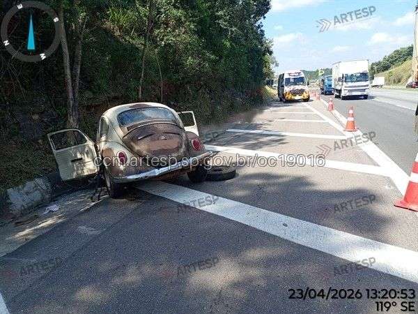 Acidente com Fusca deixa vítima grave e causa congestionamento na Rodovia Castello Branco em São Roque