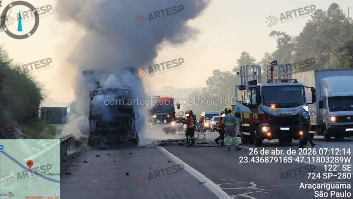 Carreta pega fogo na Castello Branco em Araçariguama e interdita faixa da rodovia