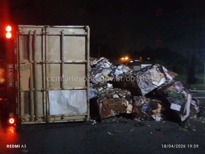 Caminhão tomba na Castello Branco em Araçariguama e carga fica espalhada na pista