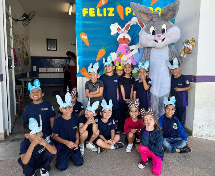 São Roque entrega ovos de Páscoa a quase 12 mil alunos da rede municipal durante a Páscoa Alegre 2026