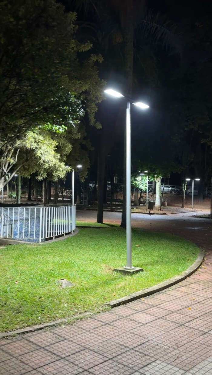 Praça da República recebe iluminação em LED e reforça segurança em São Roque