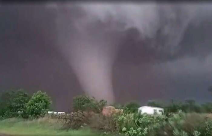 Tornados deixam feridos e causam danos em base aérea no norte de Oklahoma