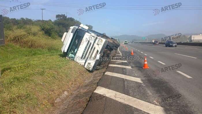 Carreta tomba após manobra para evitar colisão na Castello Branco em Araçariguama