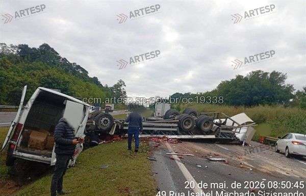 Caminhão carregado com batata-doce tomba e interdita acesso da Raposo Tavares em Sorocaba