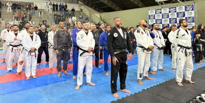 Mairinque Jiu-Jitsu Experience reúne atletas, recebe João Miyão e arrecada 600 litros de leite