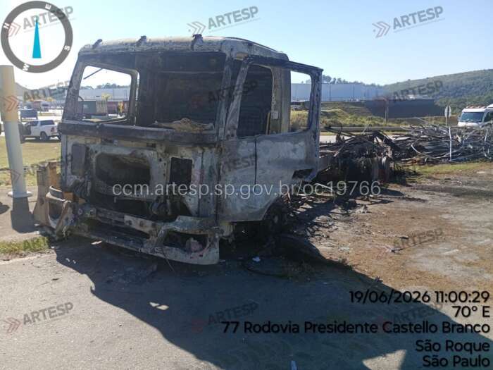 Caminhão pega fogo e causa congestionamento na Castello Branco, em São Roque